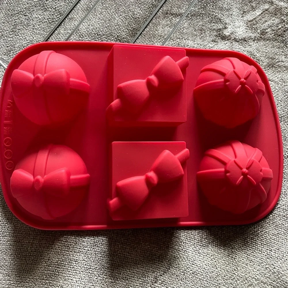 NWOT Present- Shaped Red Silicone Baking Molds with Wire Holding Tray